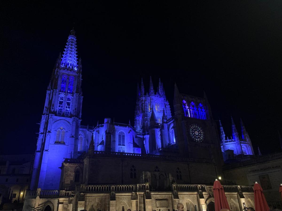 דירות Burgo Mirando A La Catedral Desde Plaza Vega מראה חיצוני תמונה